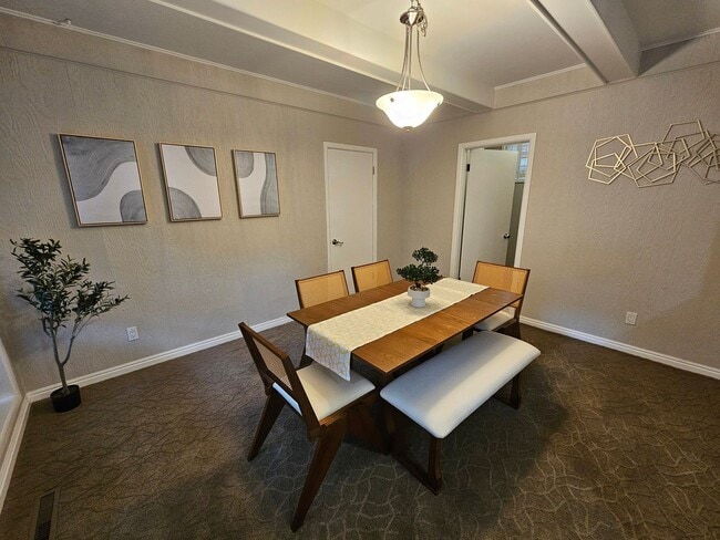 Building Photo - Fully Furnished Mid Century Charmer- month to month/midterm/short term, 3 bedrooms, highly desira...