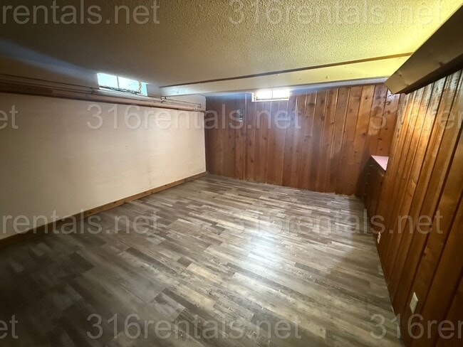 Building Photo - $1400 - 4 bedroom / 1 bathroom - Single Family Home
