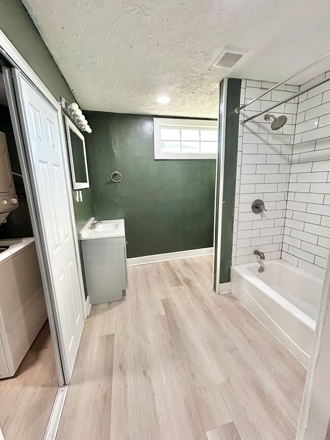 Building Photo - 2BR/1BA Home-Sweet-Home