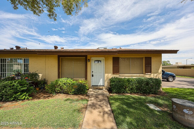 Primary Photo - 2501 N 22nd Dr