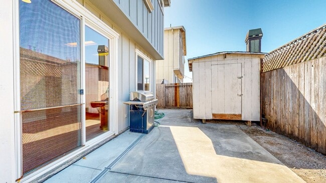 Building Photo - Bright two story 3 Bedroom 2.5 Bathroom Ho...