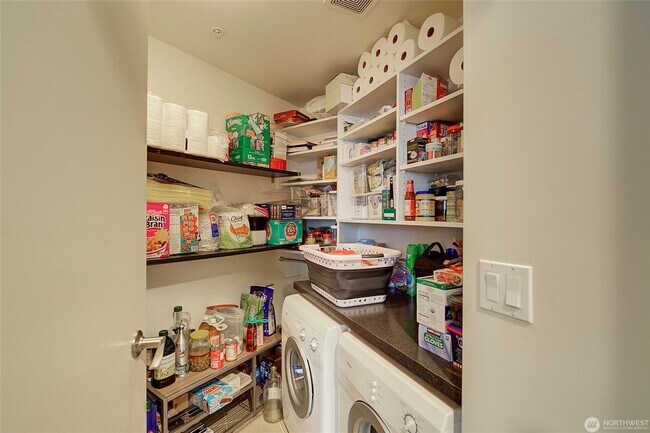 Building Photo - 2Bd/2Ba Bellevue Condo