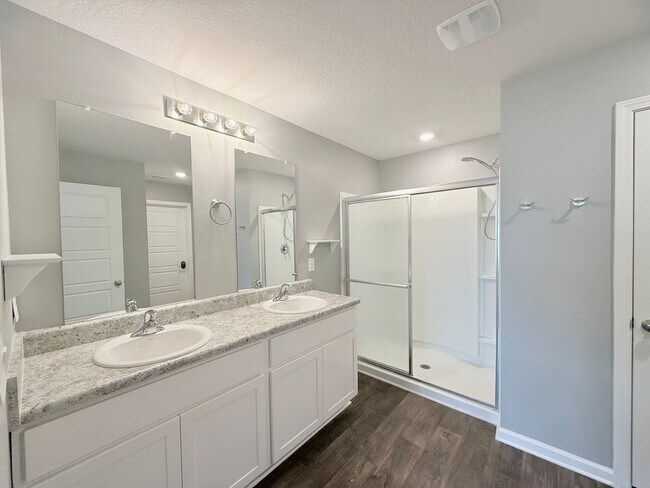 Building Photo - Beautiful 4 Bed/2 Bath Home With 2-Car Garage
