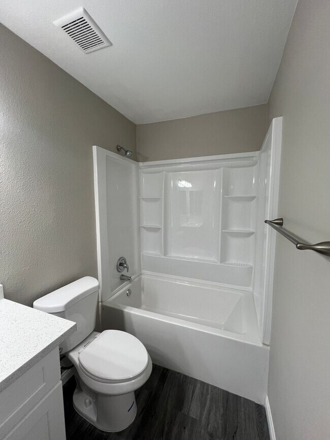 Building Photo - Newly Renovated Enclaves Condo!