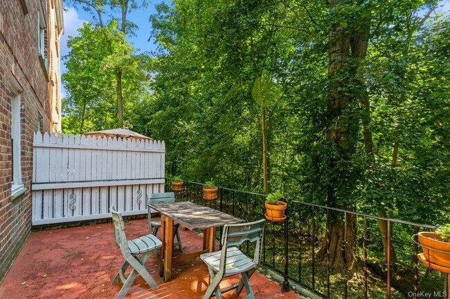 Building Photo - 45 Carpenter Ave