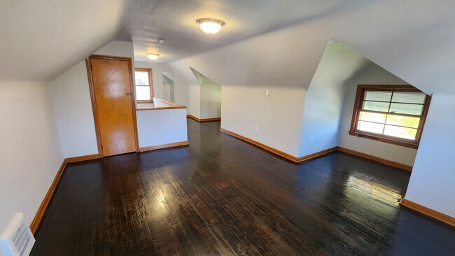 Building Photo - Single family home 3 bedroom