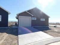 Building Photo - Within Walking Distance to Community Hospital