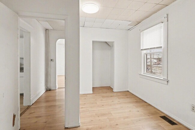 Building Photo - 811 Larned St