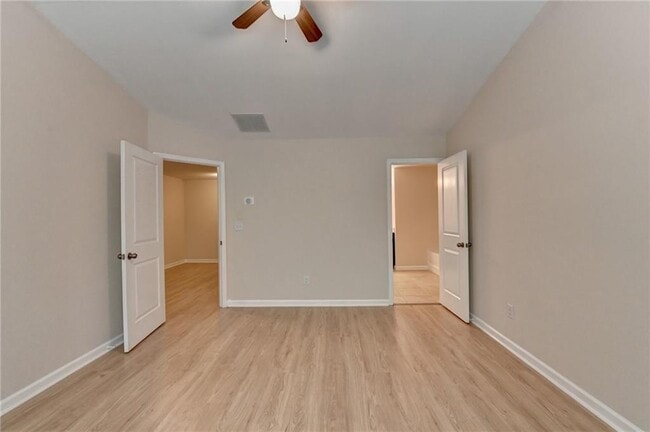 Building Photo - 2152 Greencrest Cir