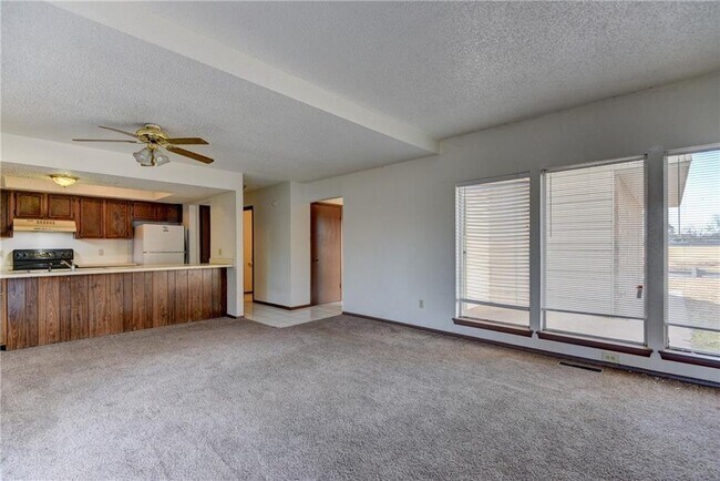 Building Photo - 3 Bedroom/2Bath/2Car Duplex- 2 Car Garage-...