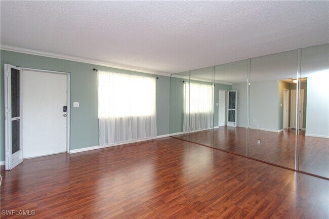 Building Photo - 729 Palm View Dr