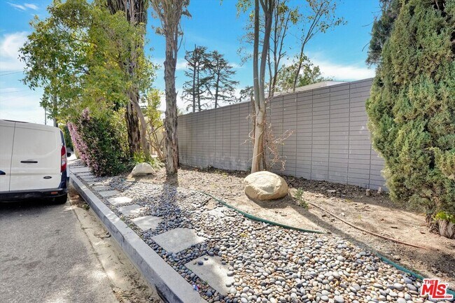 Building Photo - 2755 Carmar Dr