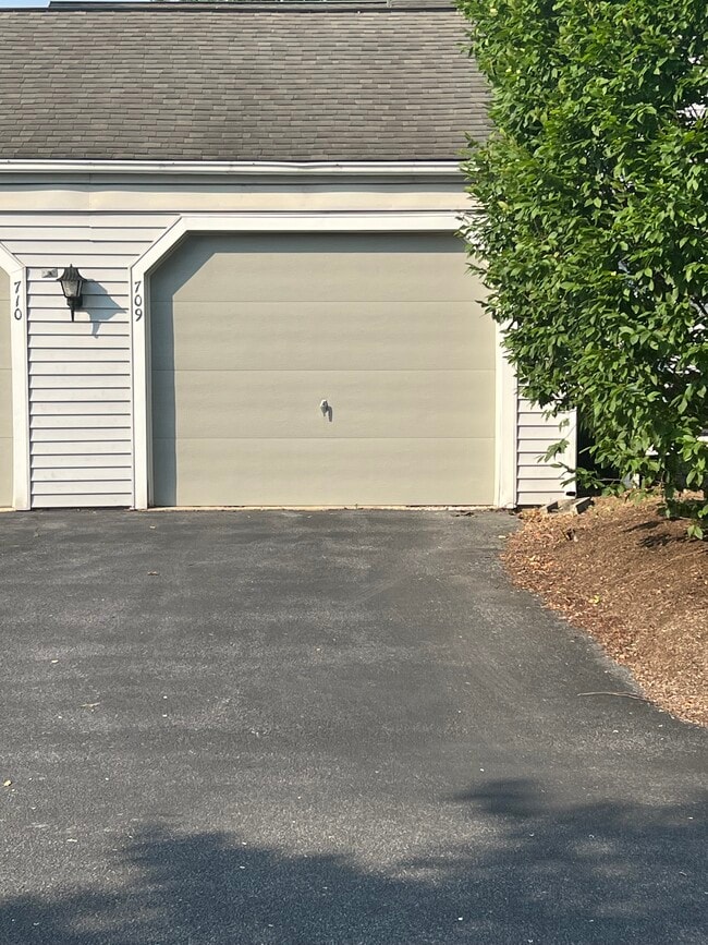 Building Photo - 709 Cambridge Ct