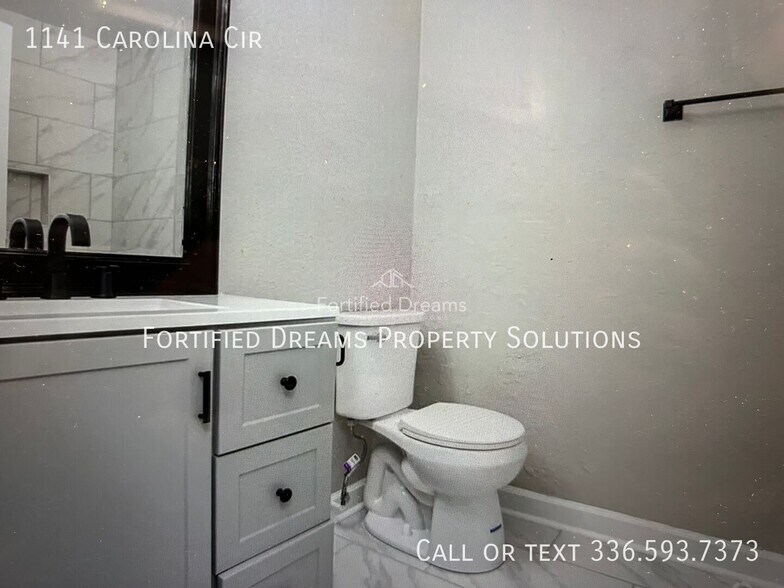 Building Photo - 1141 Carolina Cir