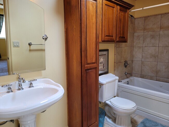 Building Photo - Very nice custom Camarillo 4+4 family home in great private location!