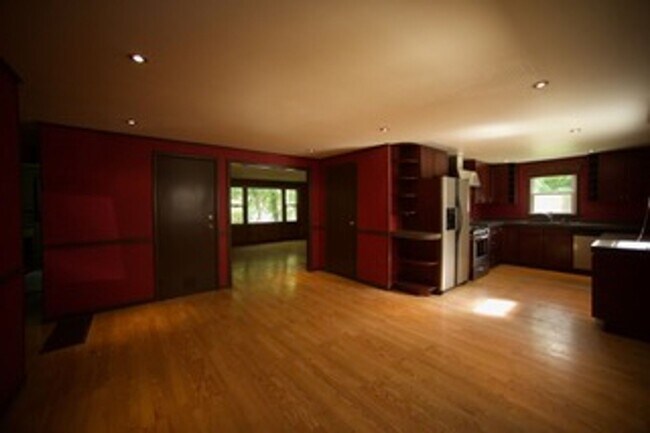Building Photo - Beautiful 4 BD/2 BA Home !