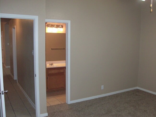 Building Photo - 4903 Heather Ln