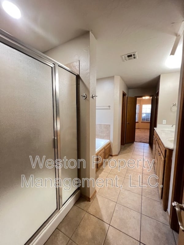 Building Photo - 701 N Ponderosa Way