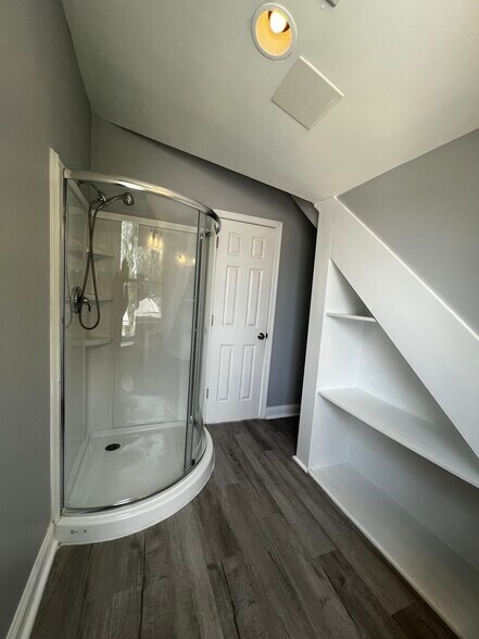 Restroom 3 of 3 - 1337 Poplar Ave