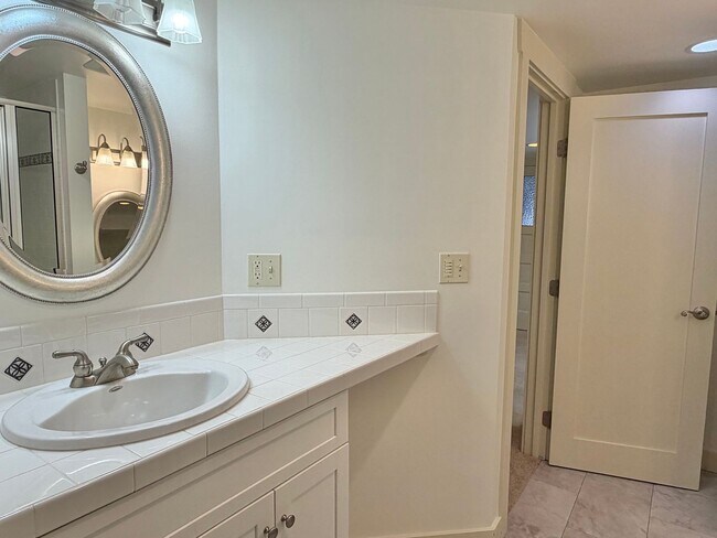 Building Photo - Charming Phinney Ridge Retreat - Spacious 3 Bedroom Home w/Fenced Yard & Garage! AVAILABLE NOW!