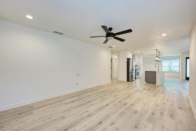 Building Photo - 6700 Kings Point