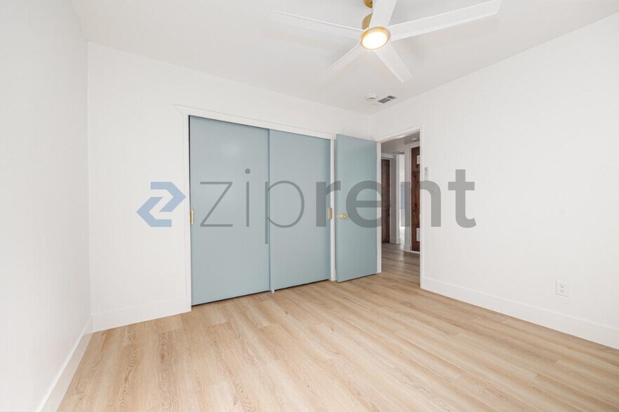 Building Photo - Unit
