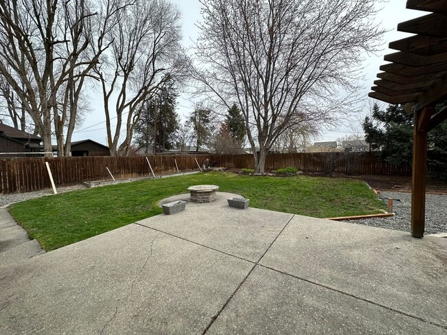 Building Photo - Beautiful 3 Bedroom Home with Custom Touches!