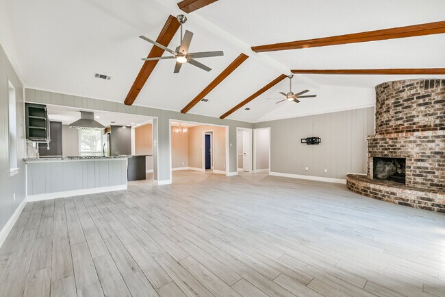 Building Photo - Rare Horse-Ready Property in Manvel