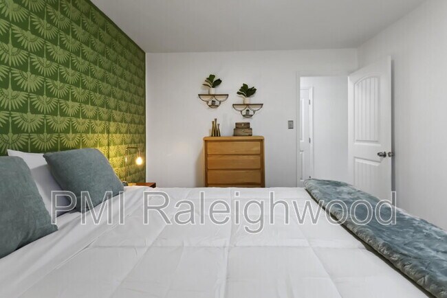 Building Photo - 5017 Gatewood Dr