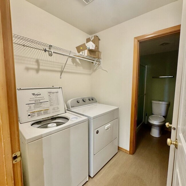 Building Photo - Charming 4 bedroom in a great neighborhood!