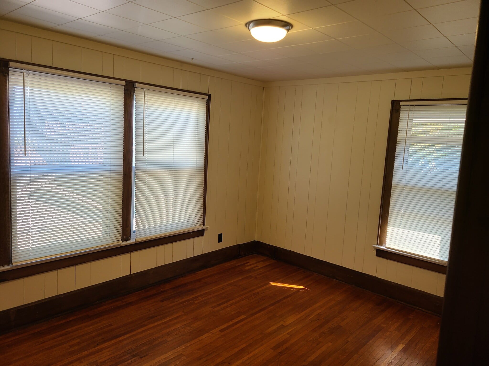 Building Photo - 214 E Kelso Rd