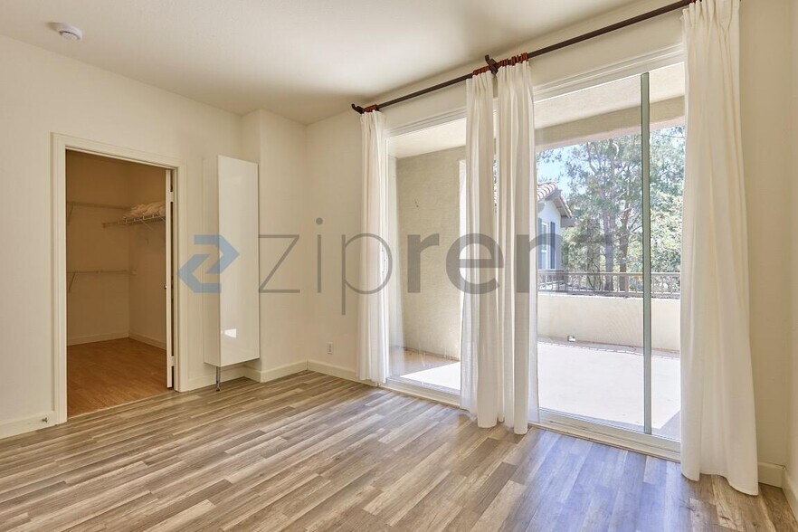 Building Photo - Unit