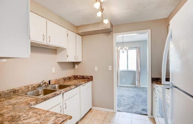 Building Photo - Walking distance to UNMC - Just open!
