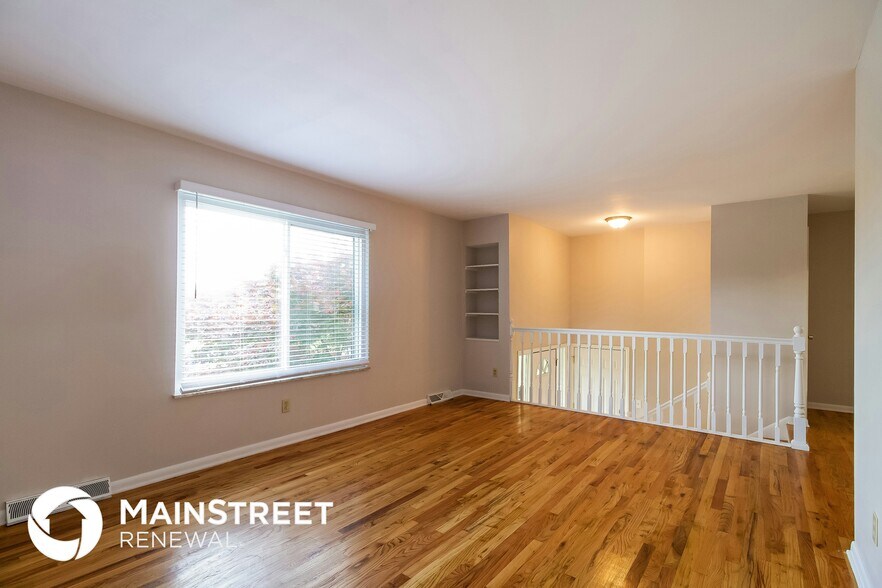 Building Photo - 1848 Tamarack Cir N