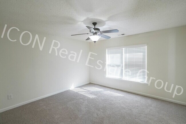Building Photo - 2/2.5 end unit townhome in Woodstock