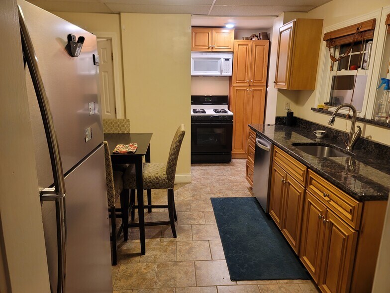 Building Photo - 94 Gill St