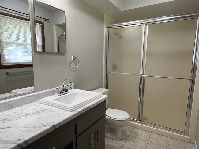 Building Photo - Well-Maintained 3 Bed / 2 Bath near Mercy Hospital
