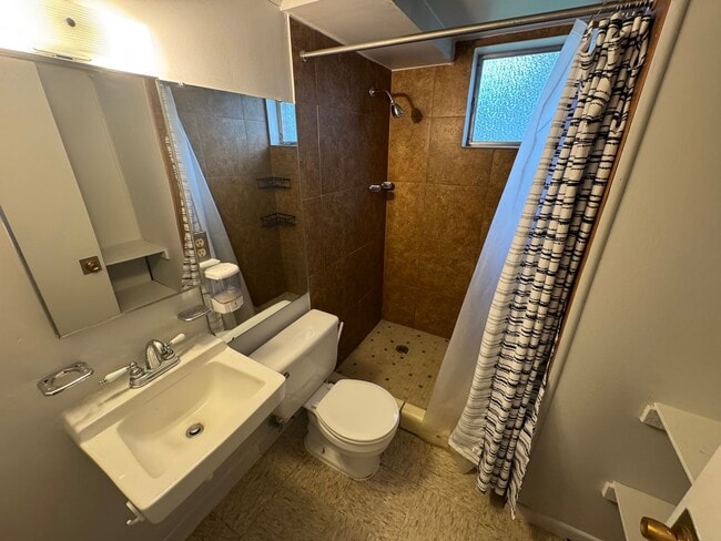 Building Photo - Spacious 3-Bed, 2-Bath Home with Included ...