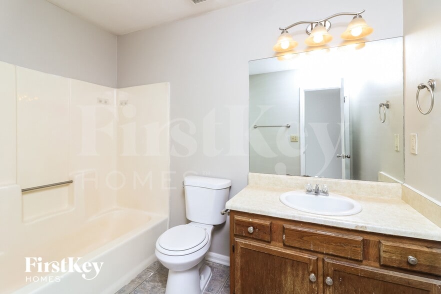 Building Photo - 1705 Olde Oak Dr