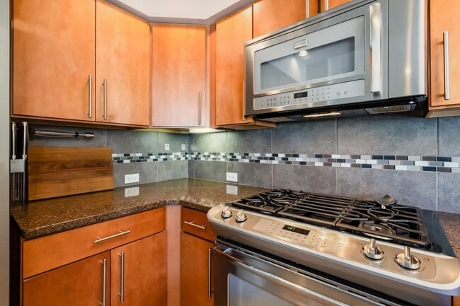Building Photo - Modern Art Deco Two Bedroom Condo in Nob Hill