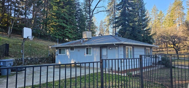 Building Photo - Charming Country Retreat Awaits You!