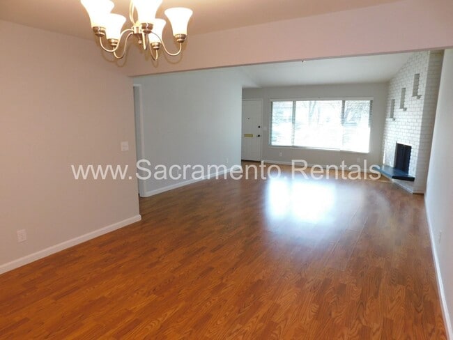 Building Photo - Wonderful Sierra Oaks 3bd/2ba Duplex with 2 Car Garage