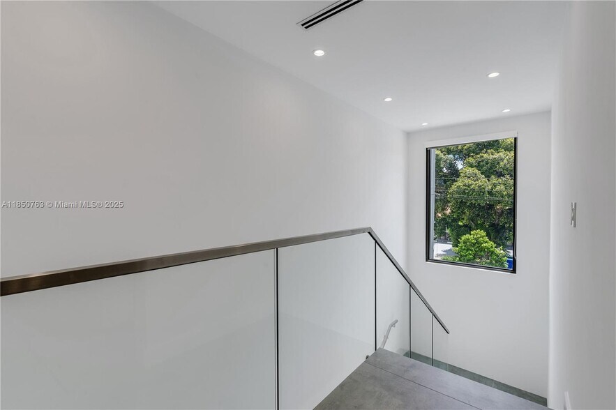 Building Photo - 2840 SW 32nd Ct
