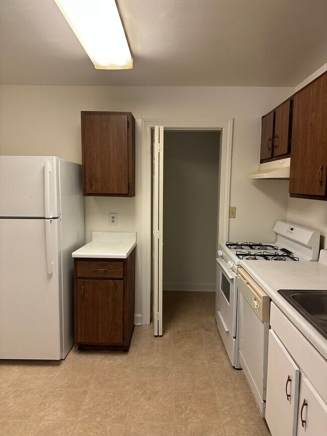 Building Photo - 2800 Carriage Dr