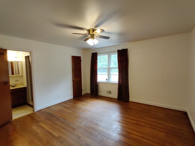 Building Photo - 3 bedroom home , detached garage, multiple living areas