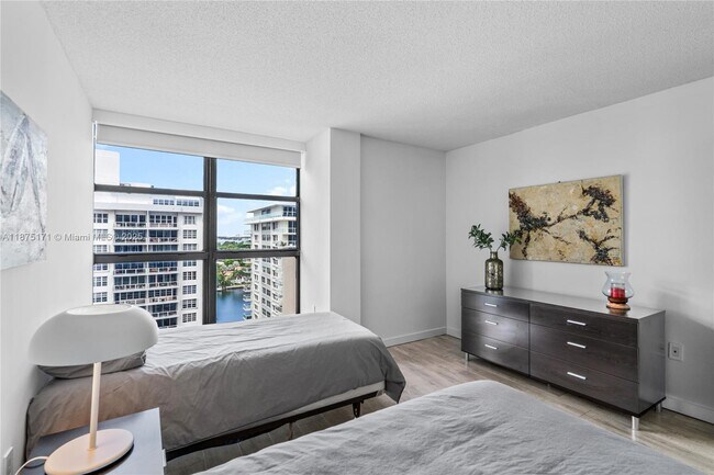 Building Photo - 5757 Collins Ave