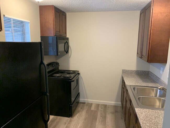 Building Photo - 2 Bedroom Ground Level Apartment in Columbia