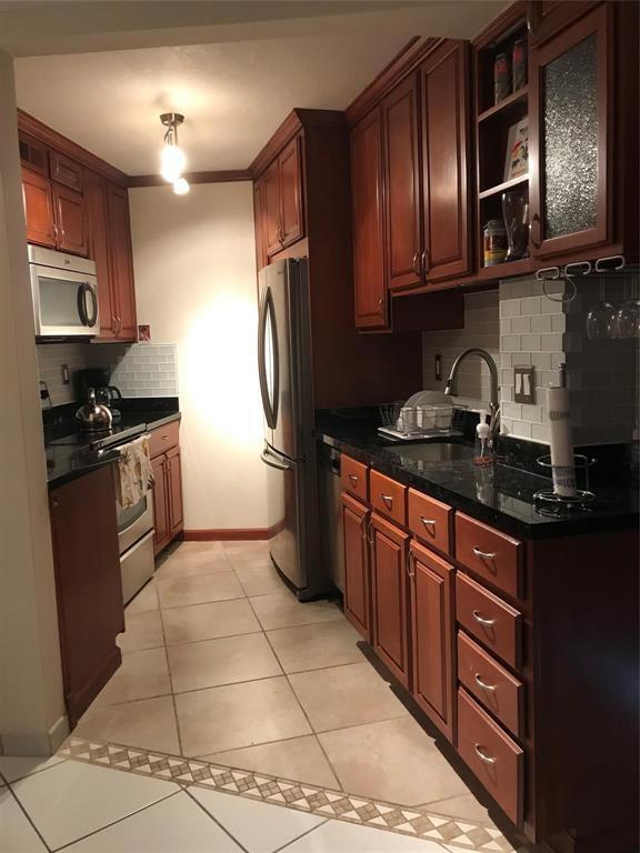 Building Photo - 2600 Collins Ave