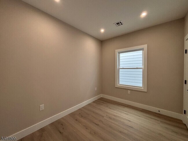 Building Photo - 136 Elm St