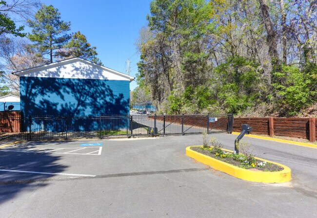 Building Photo - 5271 W Fayetteville Rd